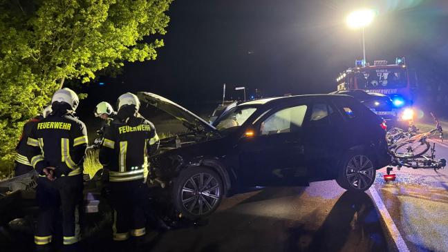 Auto kracht frontal in Leitplanke