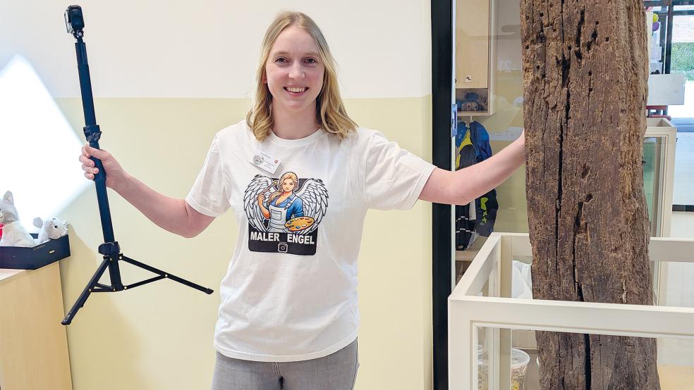 Malermeisterin Lisa Mengel aus Bunde half tatkräftig mit.  © Jürgens
