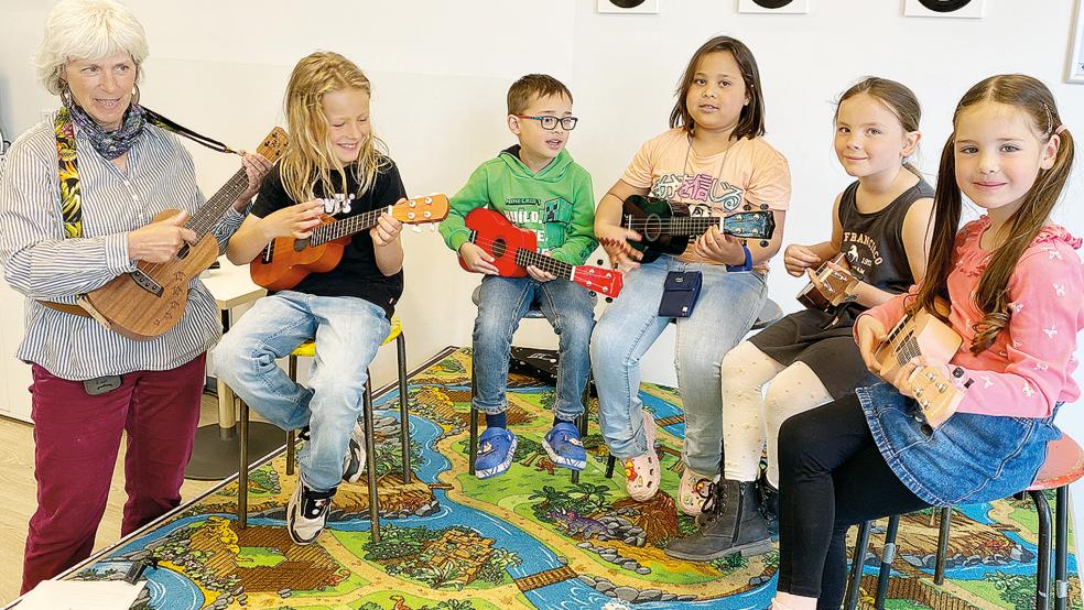 Die Ukulele-Kids und ihre Leiterin Iris Tücks gaben nachmittags ein Konzert.  © Foto: Kuper