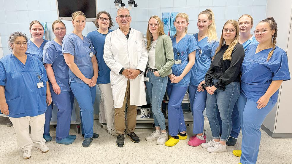 Das Team der Endoskopie der Klinikums Leer freut sich über die neue Aufbereitungseinheit. Nach mehr als zwölf Jahren zuverlässiger Nutzung waren die bisherigen Geräte zunehmend störanfällig geworden.  © Foto: Klinikum Leer
