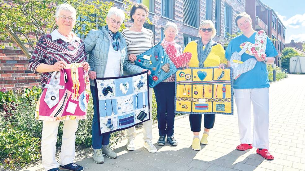 Voline Krefting (von links), Waltraut Hemken, Antje de Vries, Angelika Kremers, Elke Sabev-Kosmis und Insa Brünnecke überreichten die neuen Nesteldecken.  © Foto: Borromäus Hospital