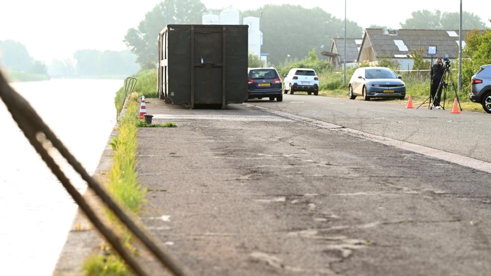 Pressevertreter stehen am Pier des Hafens in Winschoten, wo ein Auto nach der Bergung aus dem Hafenbecken zunächst abgestellt und abtransportiert wurde. © Penning (dpa)