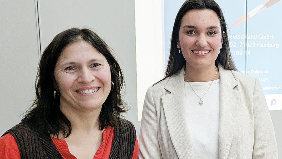Geschäftsführerin Sissi Großmann (links) und Projektleiterin Alicia Krick von der WEB Windenergie Deutschland GmbH berichteten im Bauausschuss der Gemeinde Jemgum über die Windkraft-Planungen.  © Foto: Szyska