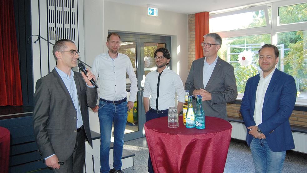 Manfred Groh von Harmony Energy, Hendrik Sebeke und Dhia Laouej von TenneT, Bürgermeister Heiko Abbas und Benjamin Neher von Hansa Energy (von links) beim Informationsabend in der Aula der Grundschule in Stapelmoor.  © Foto: Hoegen