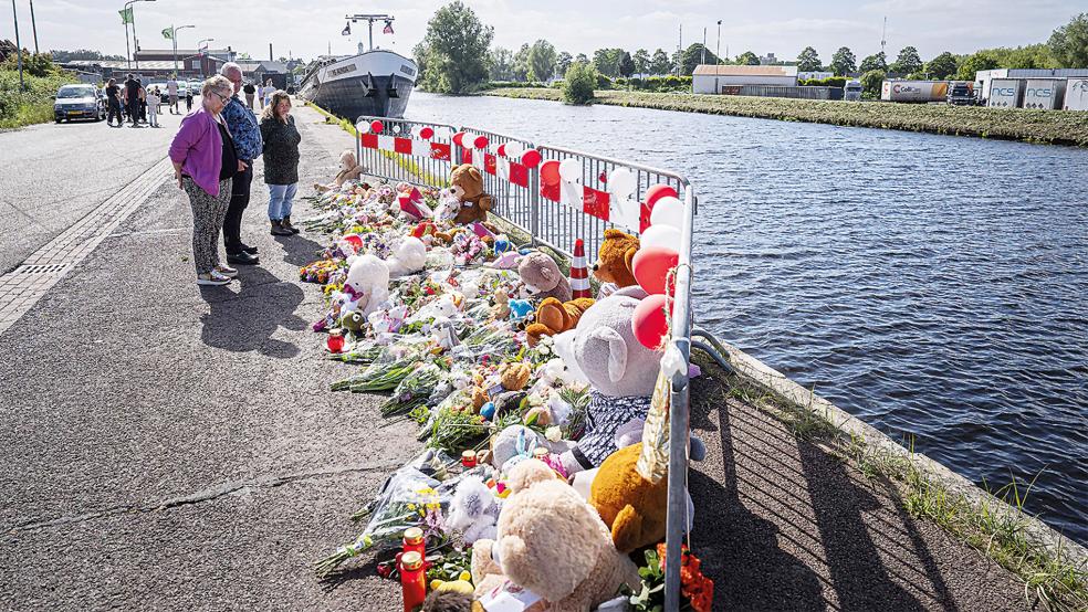 Am Fundort des Autos mit den Leichen der Kinder und ihres Vaters in Winschoten drücken viele Menschen mit Blumen, Kerzen und Teddybären ihre Trauer aus.  © Foto: Jaspar Moulijn (dpa/ANP)