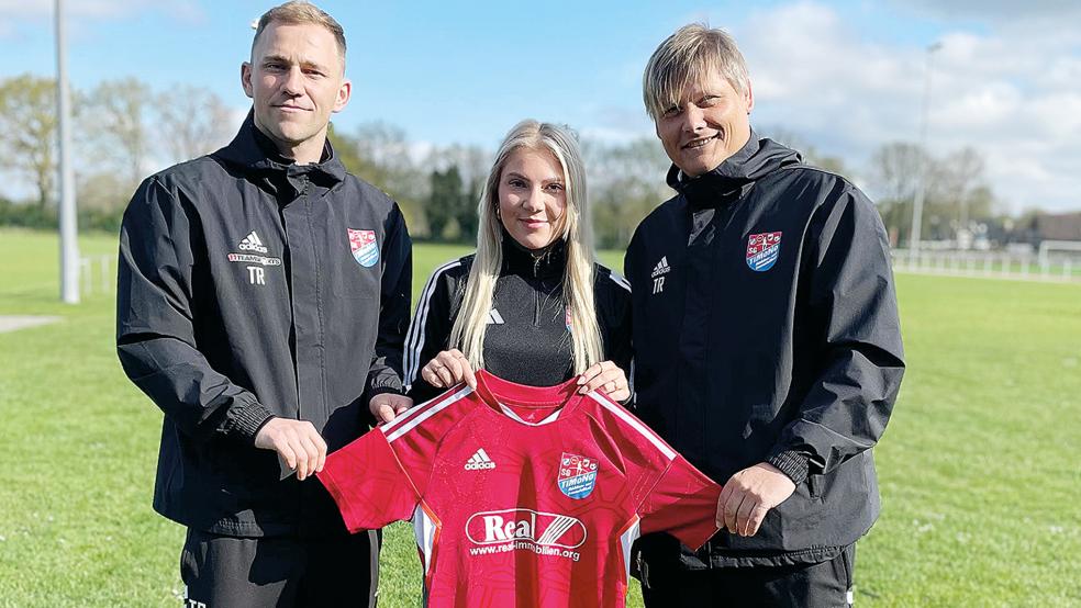 Trainer Jan-Henrik Koppelkamm (links) und Co-Trainer Otmar Jetses stellen Emily Wienekamp als achten Zugang für den SV TiMoNo in diesem Sommer vor.  © Foto: privat