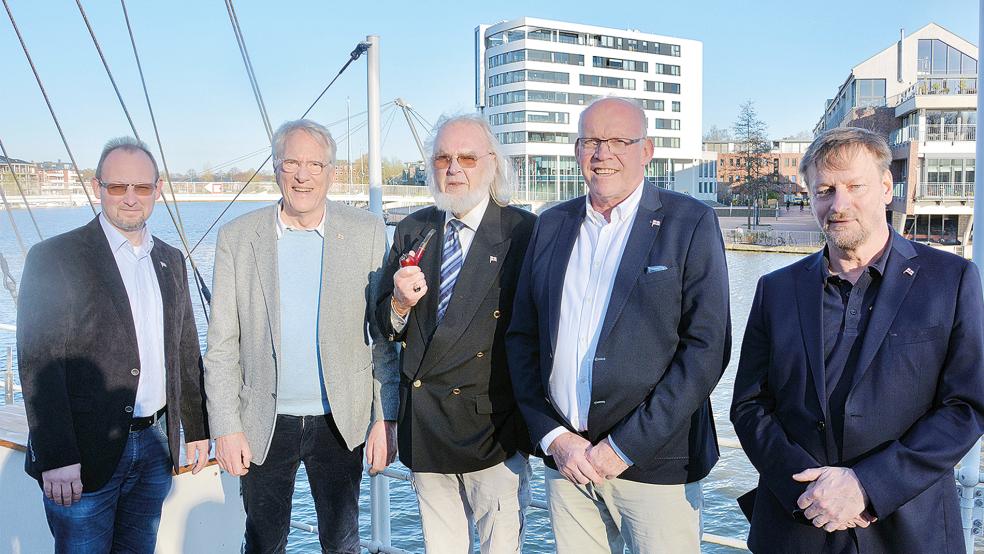 Der neue Vorstand des Vereins »Traditionsschiff Prinz Heinrich« (von links): Sven Woldenga, Christian Abrams, Paul Kluge, der neue erste Vorsitzende Holger Graventein und Matti Esser an Deck des Dampfschiffes.  © Foto: privat