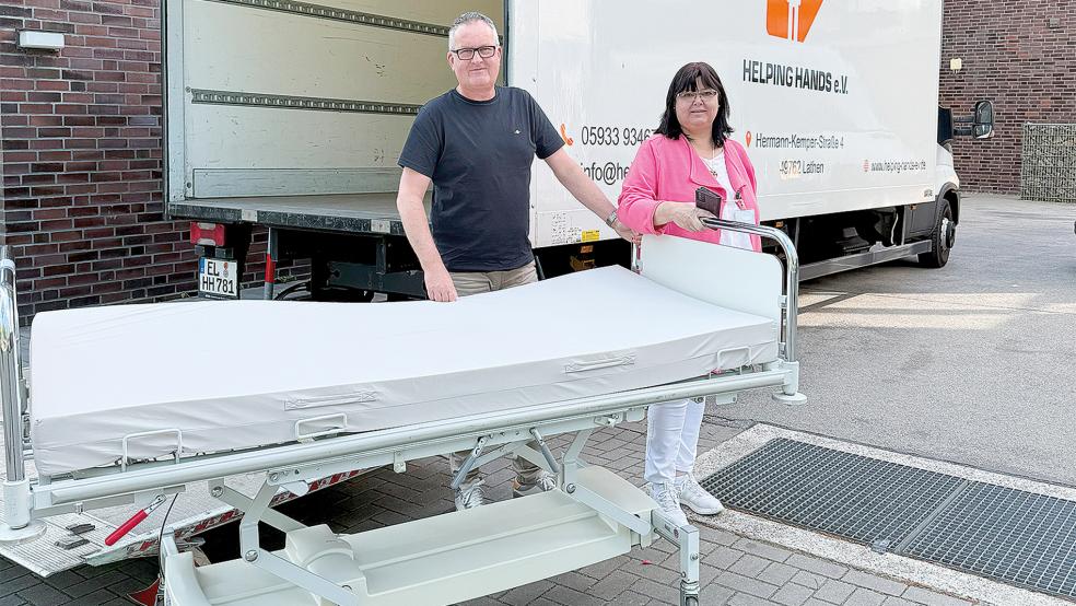 Holger Dehne, Hygienefachkraft am Klinikum Leer und Roswitha Brake, Hygienefachkraft am Klinikum Leer und Mitgründerin des Vereins helping-hands, beim Verladen der Betten.  © Foto: Klinikum