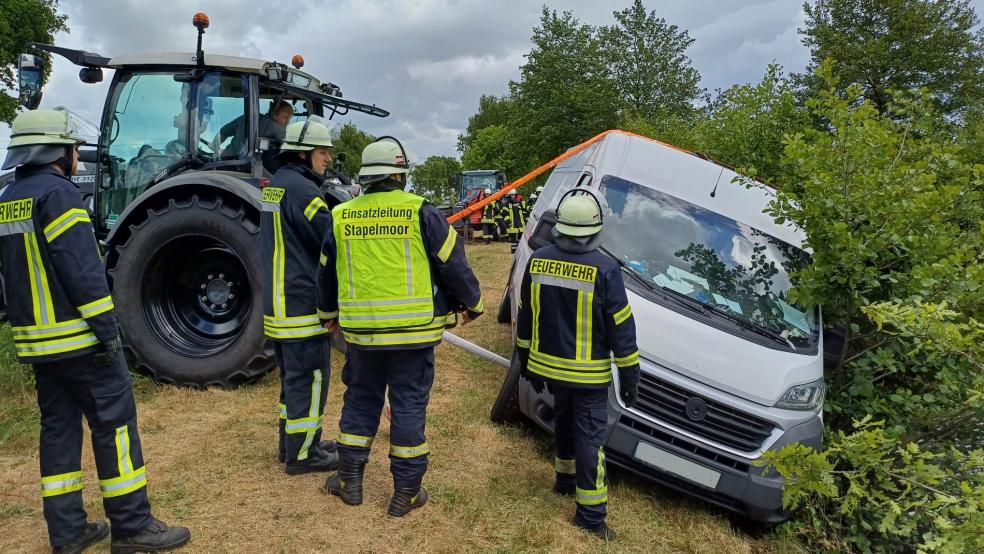 Mit seinem Traktor zog ein Landwirt den Transporter auf sicheren Grund und unterstützte dabei die Feuerwehr bei ihrem Einsatz. © Feuerwehr/Rand