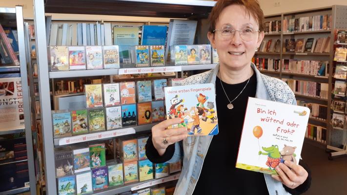 Mediothek mit vielen jungen Lesern