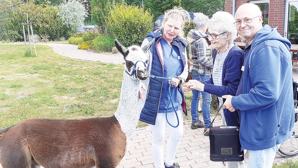 Elke Knorr (Mitte) freute sich sehr über den tierischen Besuch.  © Foto: Berents