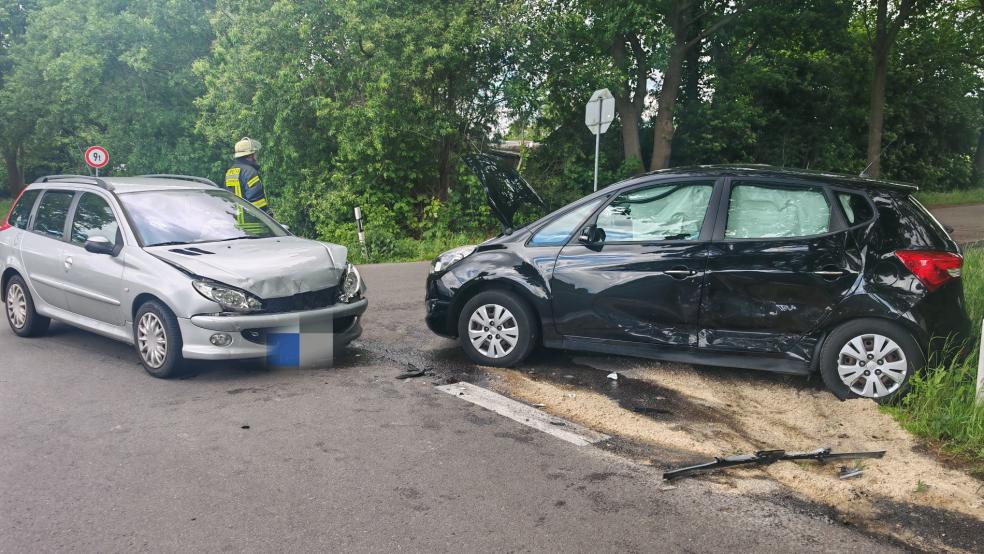 Durch den Zusammenstoß wurden die beiden Fahrzeuge stark beschädigt. Einsatzkräfte der Feuerwehr Flachsmeer klemmten die Batterien von den Fahrzeugen ab und nahmen auslaufende Betriebsstoffe auf. © Feuerwehr
