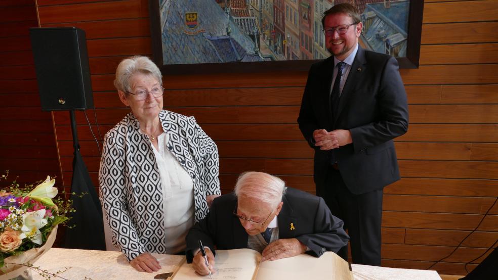Große Dankbarkeit: Albrecht Weinberg an der Seite von Gerda Dänekas und Emdens Oberbürgermeister Tim Kruithoff beim Eintrag ins Goldene Buch. © Jürgens