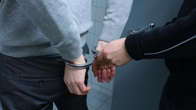 Zwei Männer bedrohen und beleidigen Polizisten