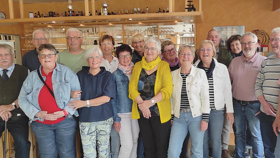 Beim Klassentreffen haben die »Ehemaligen« ihr damalige Klassenlehrerin Christiane Lammerskötter in die Mitte genommen. Mittlerweile haben sich Freundschaften zwischen ihr und den Schülerinnen und Schülern entwickelt.  © Foto: Himstedt
