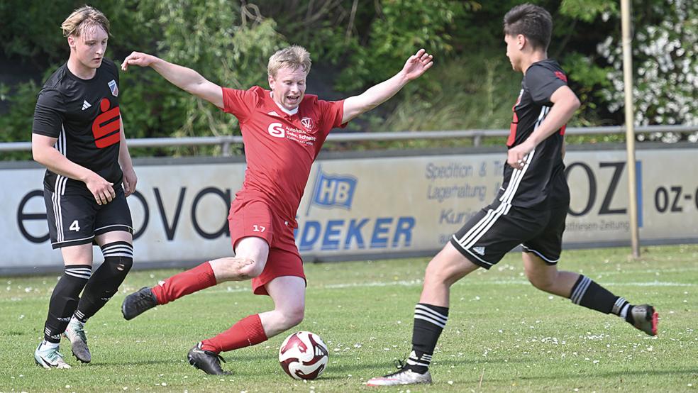 Hartwig van Lessen (am Ball) und Bunde II hatten gegen Marienhafe.  © Foto: Bruins