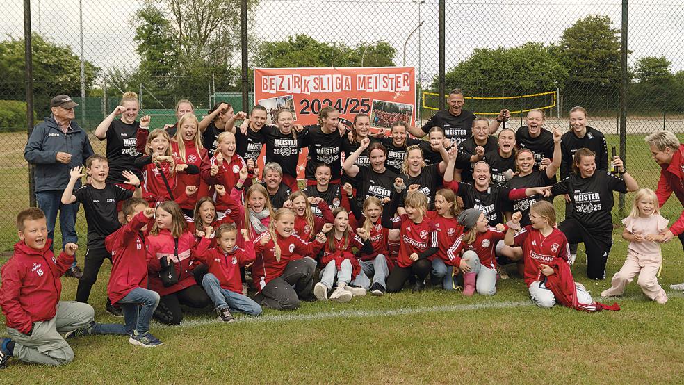 Mit der Meistermannschaft feierten auch die von Torschützin Annika Hüncke trainierte E-Juniorinnen des SV Ems.  © Fotos: Zuidema
