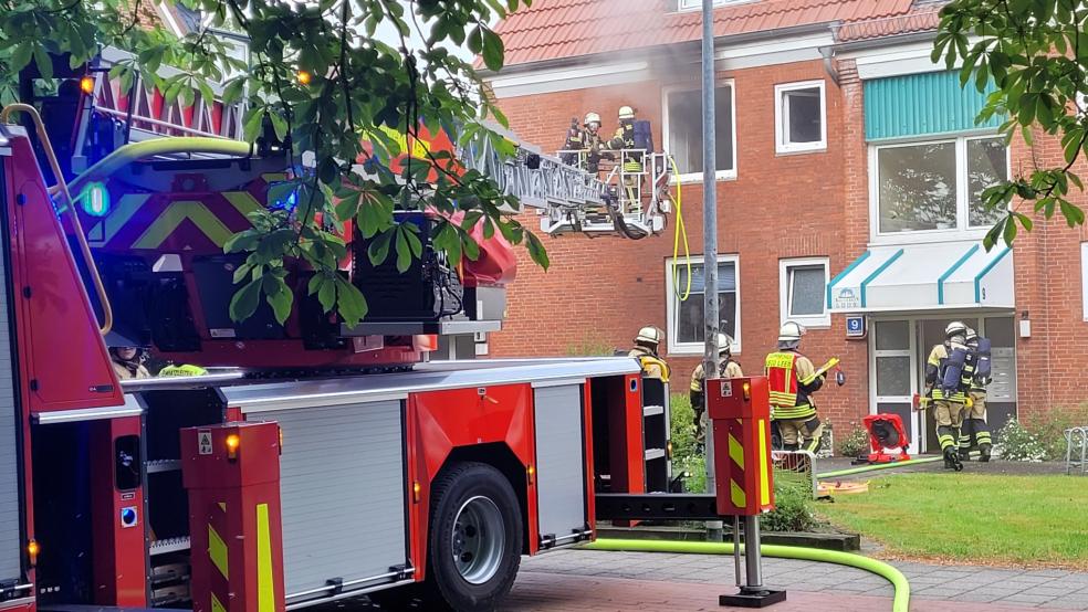 Die Feuerwehren Leer, Bingum und Loga waren mit rund 40 Einsatzkräften vor Ort. © Wolters