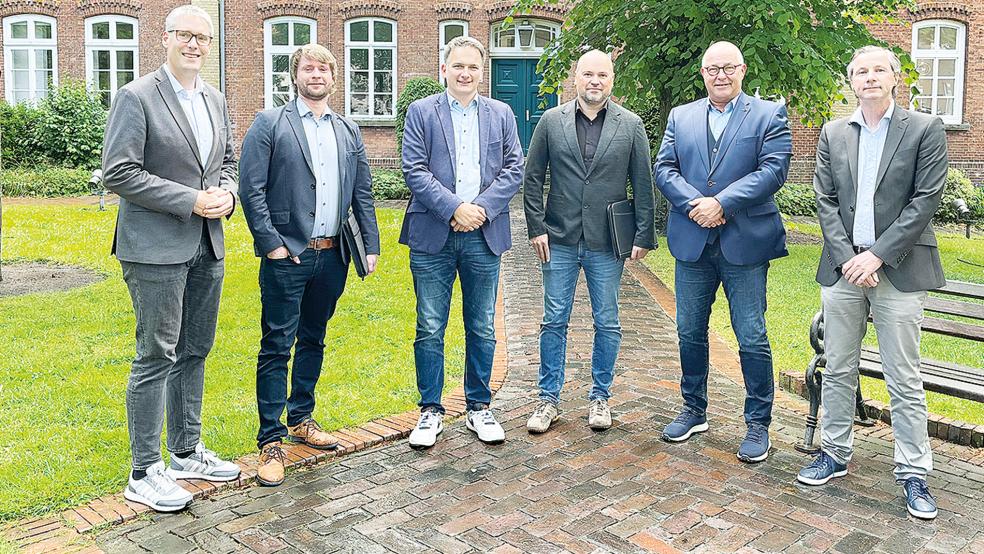 Haben nun den Startschuss für die Kommunale Wärmeplanung im Rheiderland gegeben (von links): von der Stadt Weener Bürgermeister Heiko Abbas und Projektleiter Stefan Schmitz, von der Gemeinde Bunde Bürgermeister Uwe Sap und Projektleiter Robert Müller, von der Gemeinde Jemgum Bürgermeister Hans-Peter Heikens und von der EWE Netz GmbH Alexander Grote.  © Foto: privat