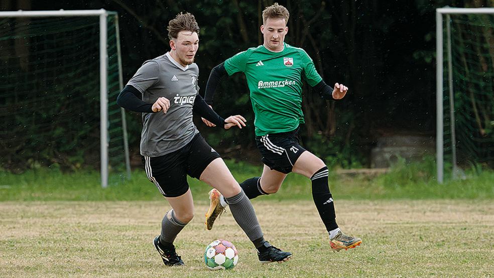 Kay Ruben Appeldorn (links) traf für Flachsmeer II zu Beginn des zweiten Durchgangs gegen Sebastian Konken und den BSV Bingum zweimal.  © Fotos: Zuidema