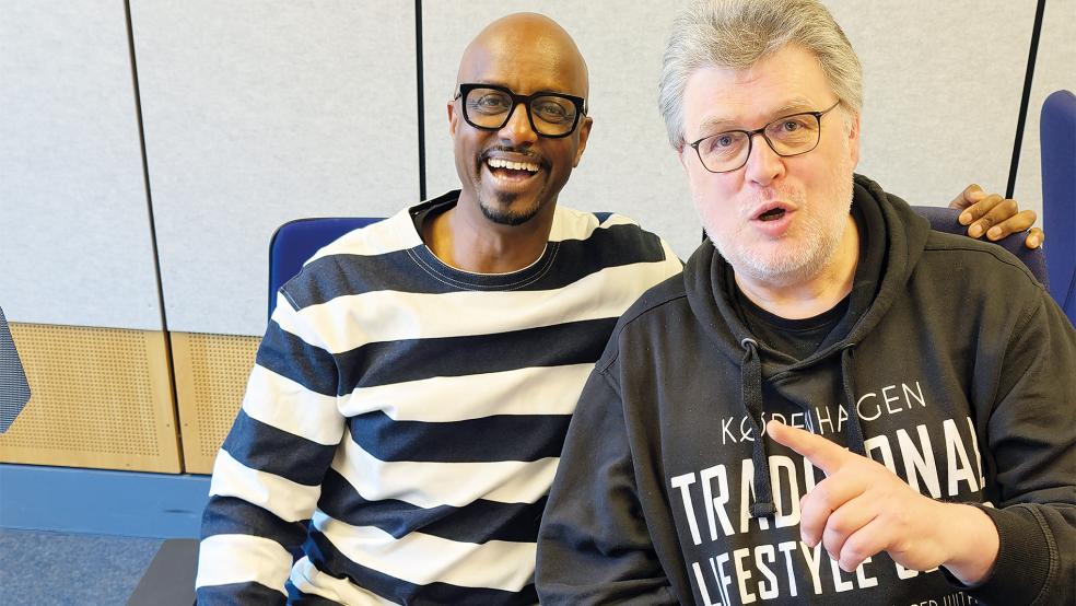 Zwei, die sich gut »up Platt« verstehen: Yared Dibaba (links) und Werner Jürgens im NDR-Studio.  © Foto: privat