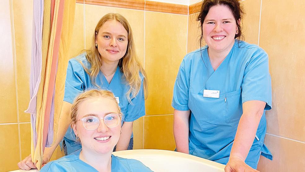 Studium geschafft: Michaela Schepers (hinten) und Emma Wolters zählen zum 15-köpfigen Team rund um Kreißsaal-Leiterin Anne Gerdes (rechts) im Marien Hospital in Papenburg.  © Foto: Marien Hospital