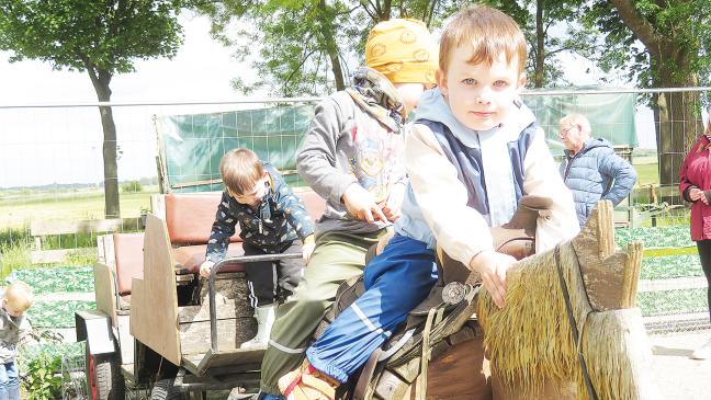 Krippenkinder besuchen Arche-Hof