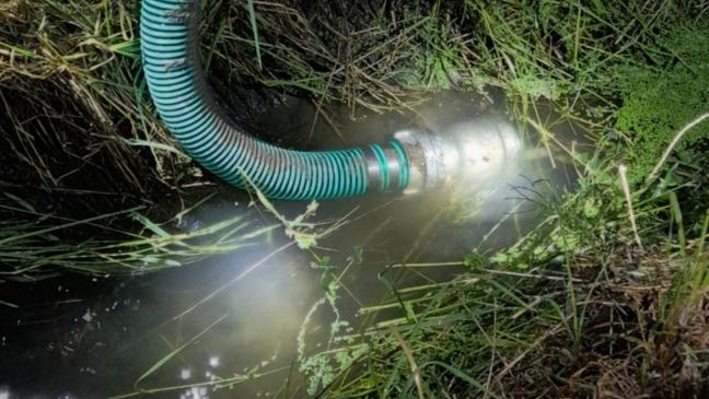 Feuerwehr muss Wasser pumpen