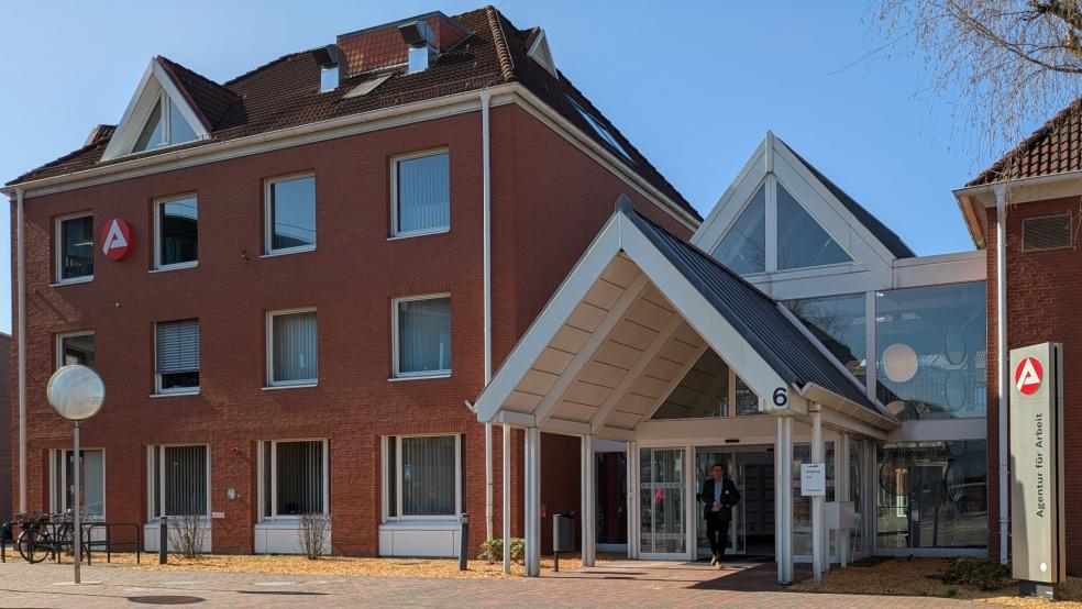 Im Landkreis Leer - hier die Agentur für Arbeit an der Jahnstraße in Leer - waren im Mai genau 5602 Menschen arbeitslos gemeldet, 149 weniger als im April. © Szyska (Archiv)