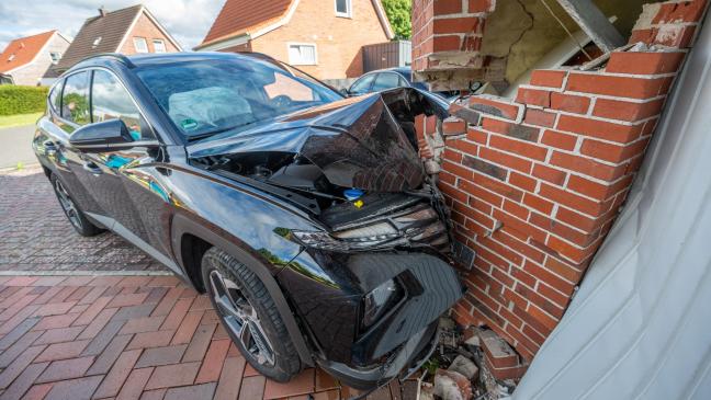 Auto prallt in Holthusen gegen eine Hauswand