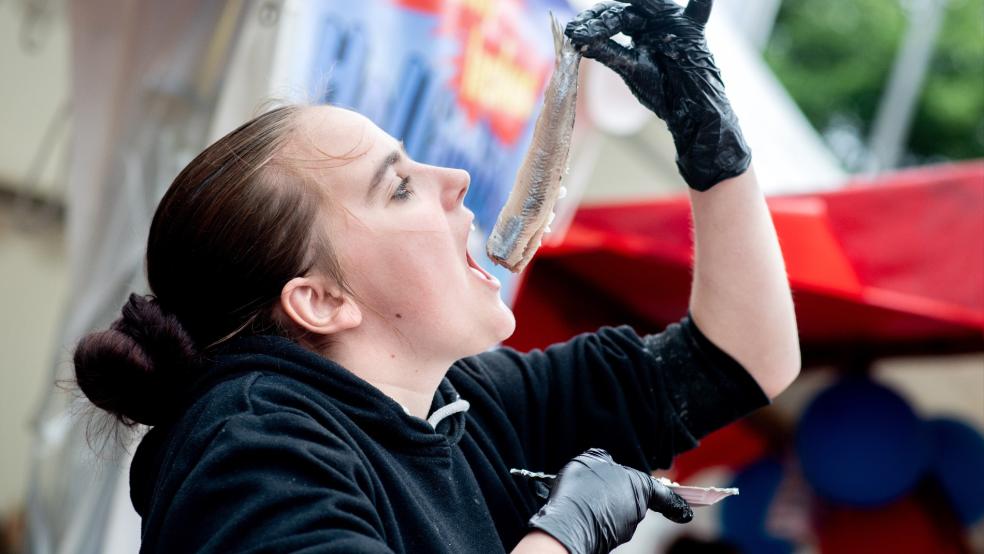 In Emden steht am Himmelfahrtswochenende der Matjes im Fokus. © Foto: dpa/Dittrich