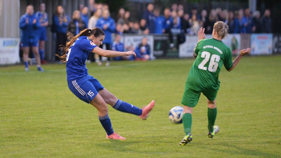 Für Maya Kolthoff und die Sportfreunde Möhlenwarf war gegen Ostfrisia Moordorf in der zweiten Halbzeit kaum ein Durchkommen.  © Foto: Born