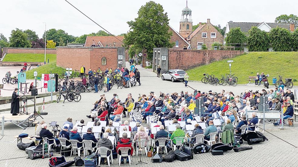 Etwa 300 Teilnehmer kamen zur »Himmelfahrt am Hafen« in Ditzum.  © Foto: Kuper