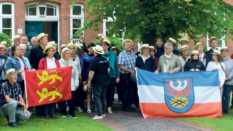 Am Himmelfahrtstag wurde der Besuch aus Les Pieux am Weeneraner Rathaus begrüßt.  © Foto: Berents