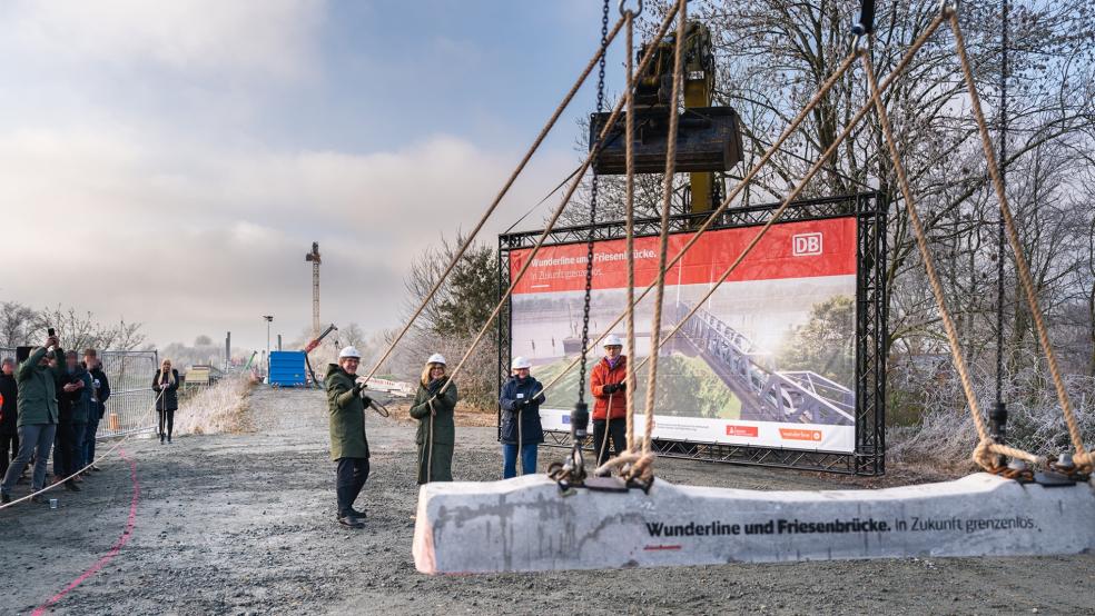 Am 1. Dezember 2023 fand der offizielle Spatenstich für die „Wunderline“ statt. Jetzt verzögert sich die Fertigstellung der Bahnlinie wohl bis Ende dieses Jahres.  © Bahn AG/Manuel Weidt