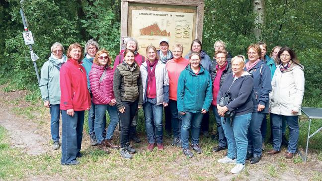 Landfrauen bei Moorführung in Wymeer