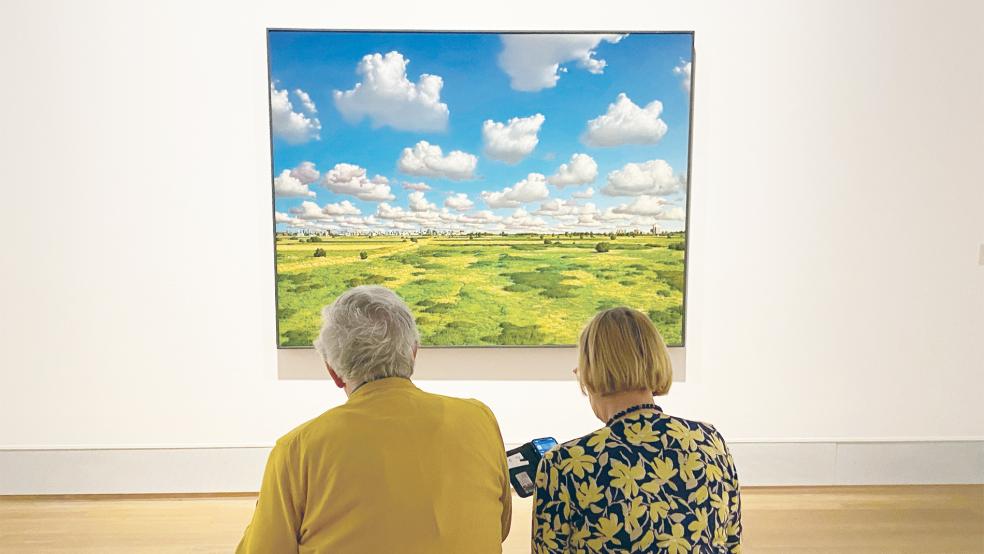 Wattewolken und unendliche Weiten: Die »Norddeutsche Landschaft« von Heiner Altmeppen ist schon lange ein Hingucker der Kunsthalle Emden. Im Kontext der neuen Ausstellung wird das Bild noch einmal besonders hervorgehoben.  © Fotos: Hanken