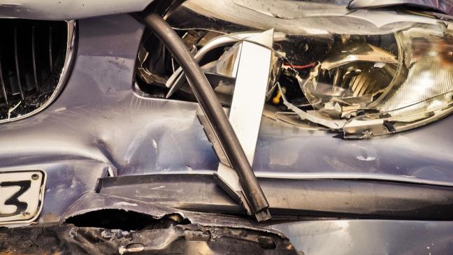 Unter Drogeneinfluss mit Auto gegen Baum