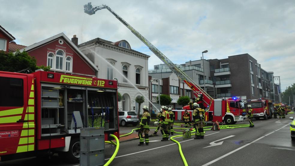 Die Feuerwehr war heute bei der Bekämpfung eines Brandes in einem Wohn- und Geschäftshaus in Leer mit vielen Einsatzkräften gefordert. © Wolters