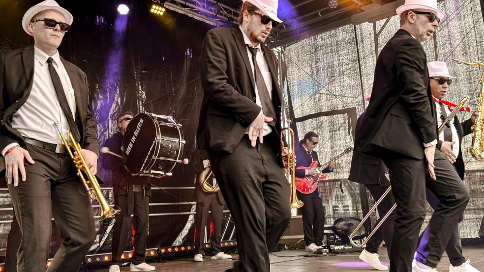 Den Rhythmus im Blut: Die "Men in Blech" beherrschen nicht nur ihre Instrumente, sie tanzen auch nicht mal schlecht. © Karlheinz Krämer