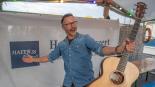 Ein Sänger mit Gitarre und musikalischer Leidenschaft