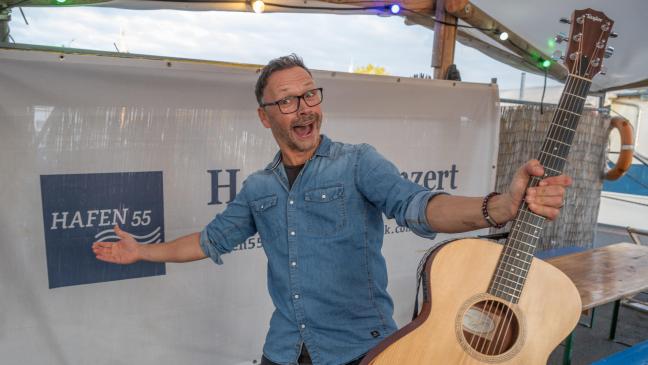 Ein Sänger mit Gitarre und musikalischer Leidenschaft