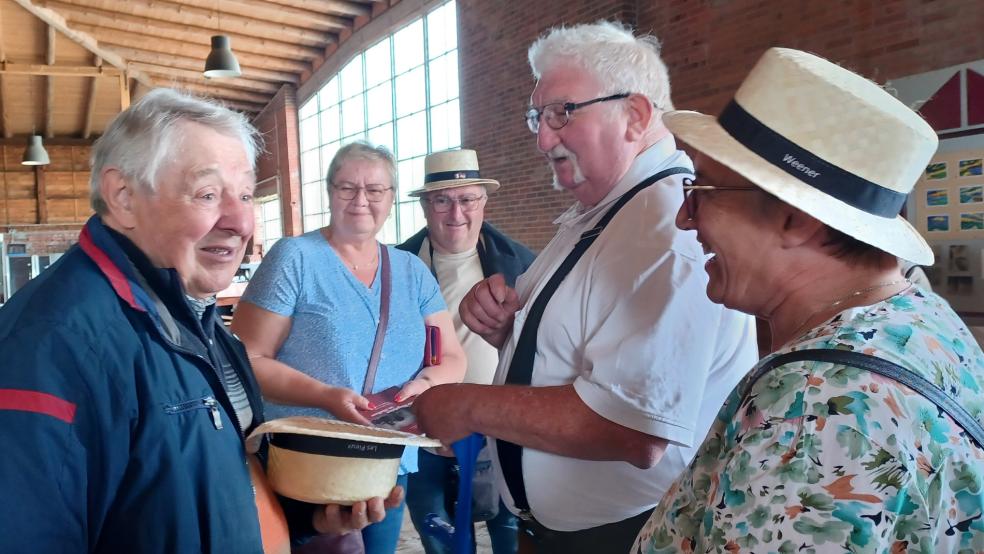 Paul Zimmer (links) im Gespräch mit Roger Hamelin und Anna Canovas, erste Vorsitzende des Deutsch-Französischen Freundeskreises. © Freundeskreis