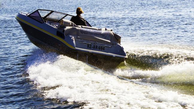Jugendliche stehlen Sportboot