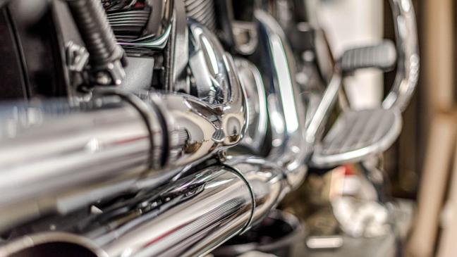 27-Jähriger streift mit Motorrad Baum