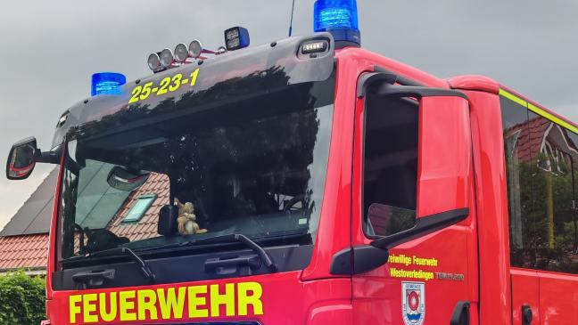 Unterstand in Flammen