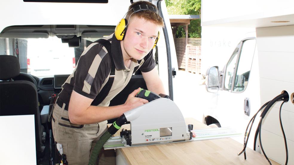 Tischler-Azubi Tim Fischer hat schon früh sein handwerkliches Geschick und seine Leidenschaft für das Arbeiten mit Holz entdeckt.  © Foto: HWK/J. Stöppel