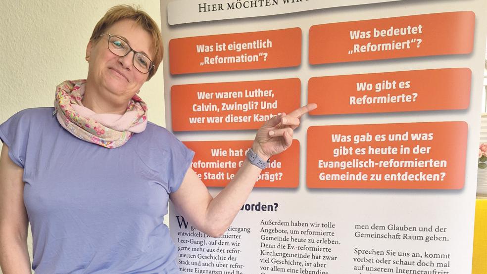 Die Kirchenratsvorsitzende Imke Boelen präsentiert einen der Rollups zur Ausstellung im Rathaus.  © Foto: privat