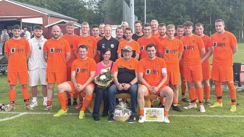 Vorne auf »Mannis Trainerbank« die Familie Klock: Florian, Alice, Manfred und Dennis Klock. Im Hintergrund die Mannschaft, die sich mit den Geschenken und einem Spalier bei ihrem langjährigen Trainer gebührend bedankte.  © Foto: privat