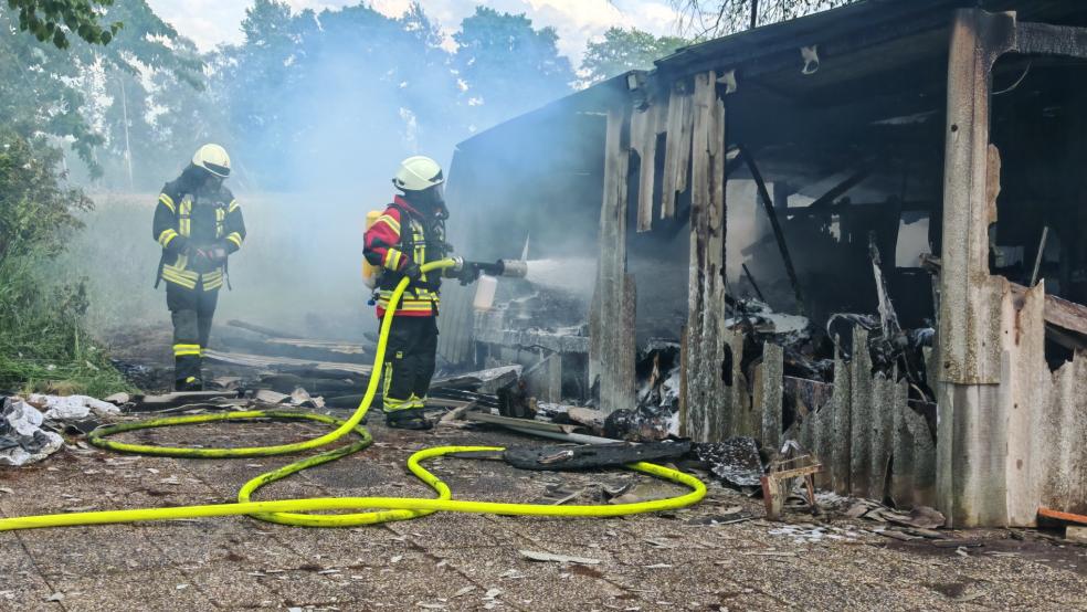 Neben der Feuerwehr waren auch der Rettungsdienst, die Polizei und die EWE vor Ort. © Markus Bruns (Freiwillige Feuerwehr Westoverledingen)